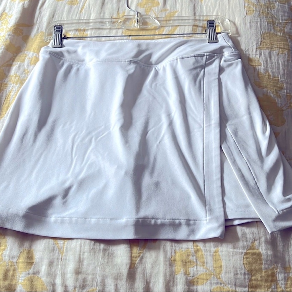 OUTDOOR VOICES WHITE MINI SKORT